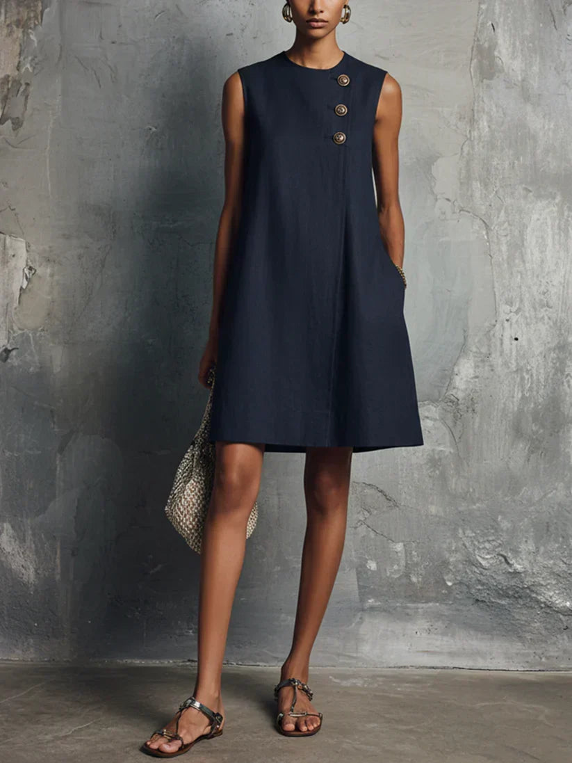 Mini vestido de señora en azul oscuro, con escote redondo, cierre de botones asimétrico y bolsillo lateral