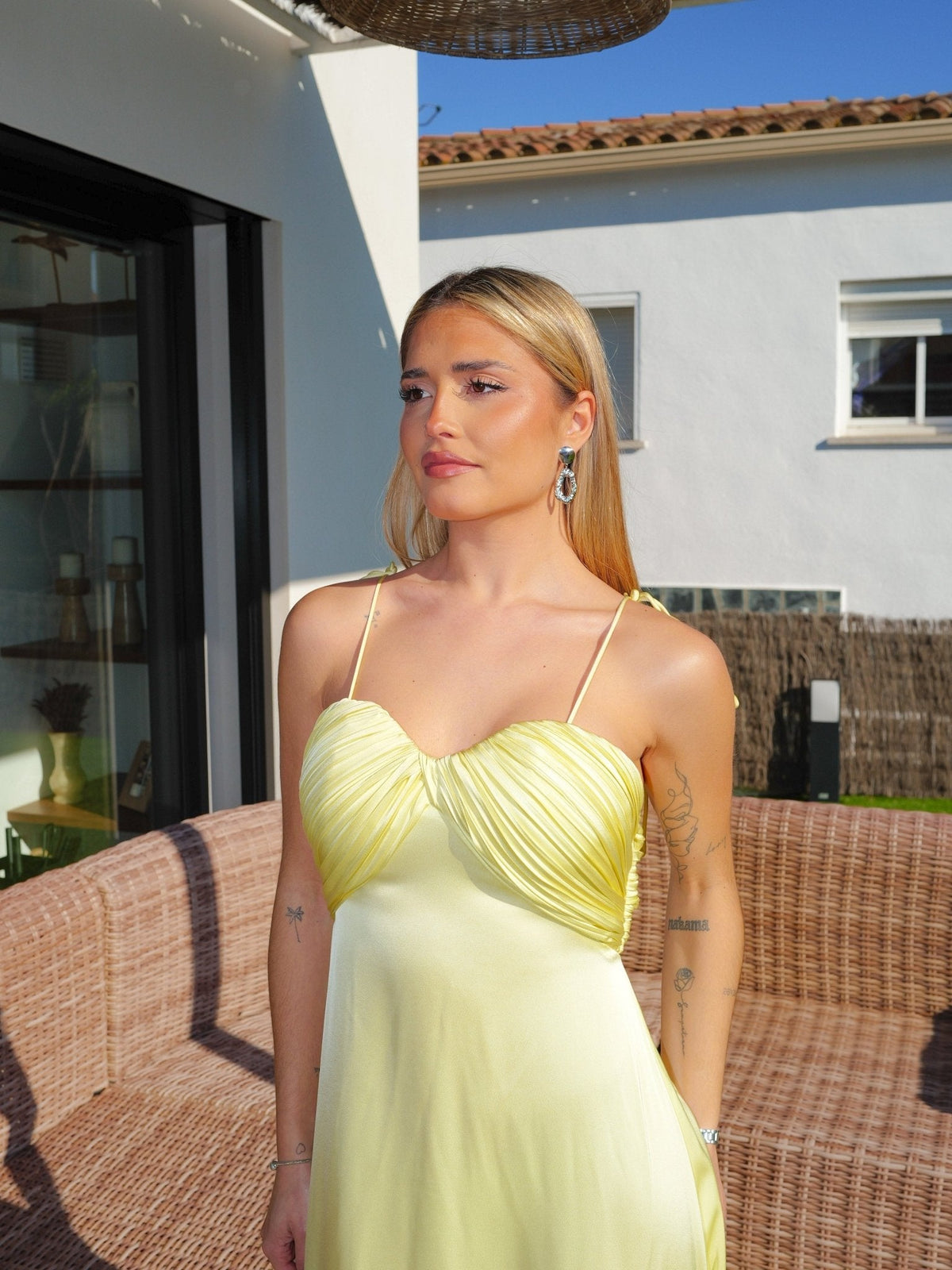 Robe Anaïs — satén, escote concha, amarillo