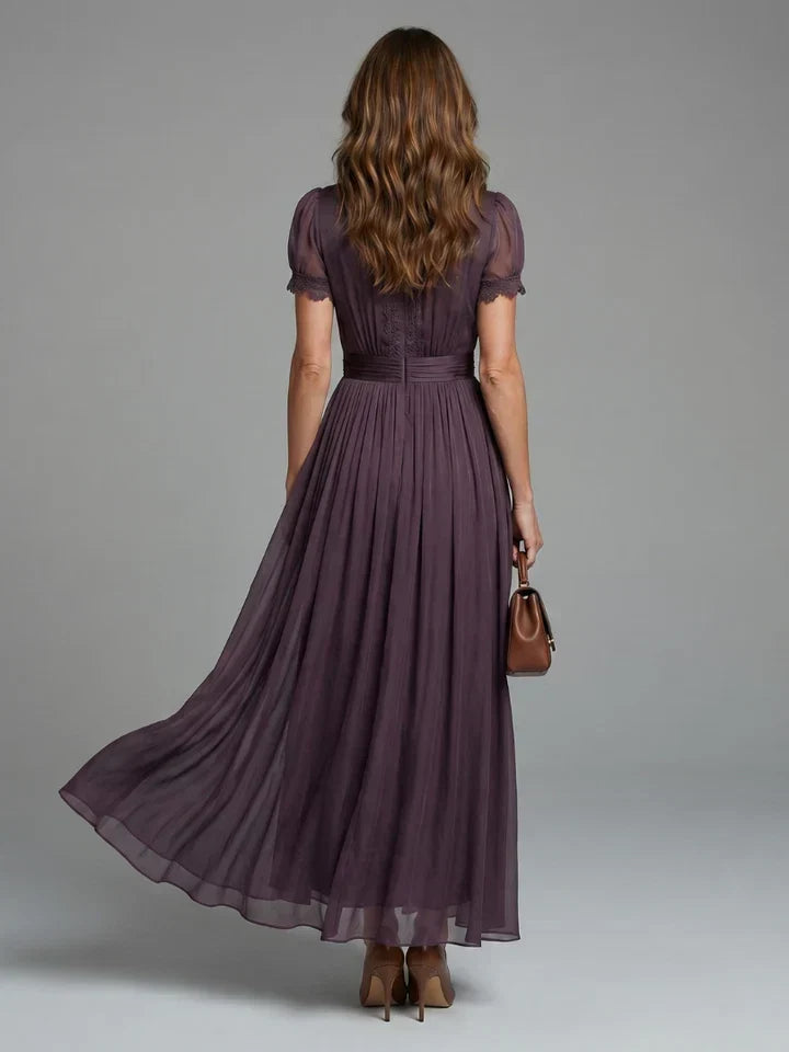 FLAVIA™ | Vestido largo morado con escote en forma de cerradura, en chiffon con detalles de encaje