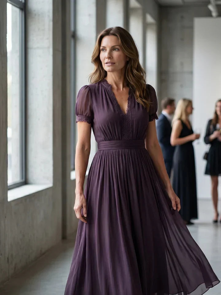 FLAVIA™ | Vestido largo morado con escote en forma de cerradura, en chiffon con detalles de encaje