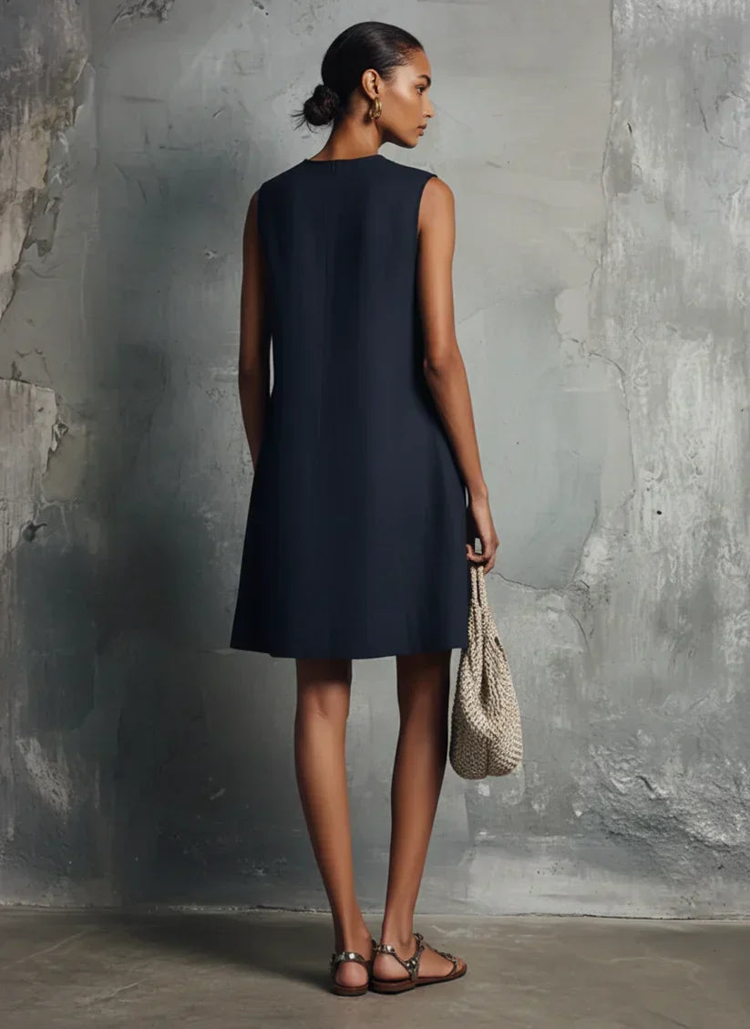 Mini vestido de señora en azul oscuro, con escote redondo, cierre de botones asimétrico y bolsillo lateral