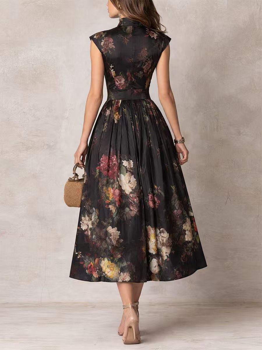 Vestido midi negro de seda plisado, con patrón floral y cuello alto