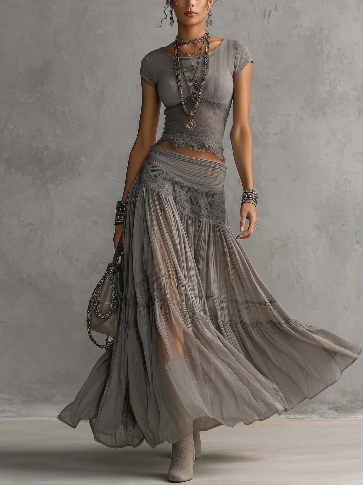 Marianne - Top gris transparente con detalles de encaje y falda maxi plisada (conjunto)