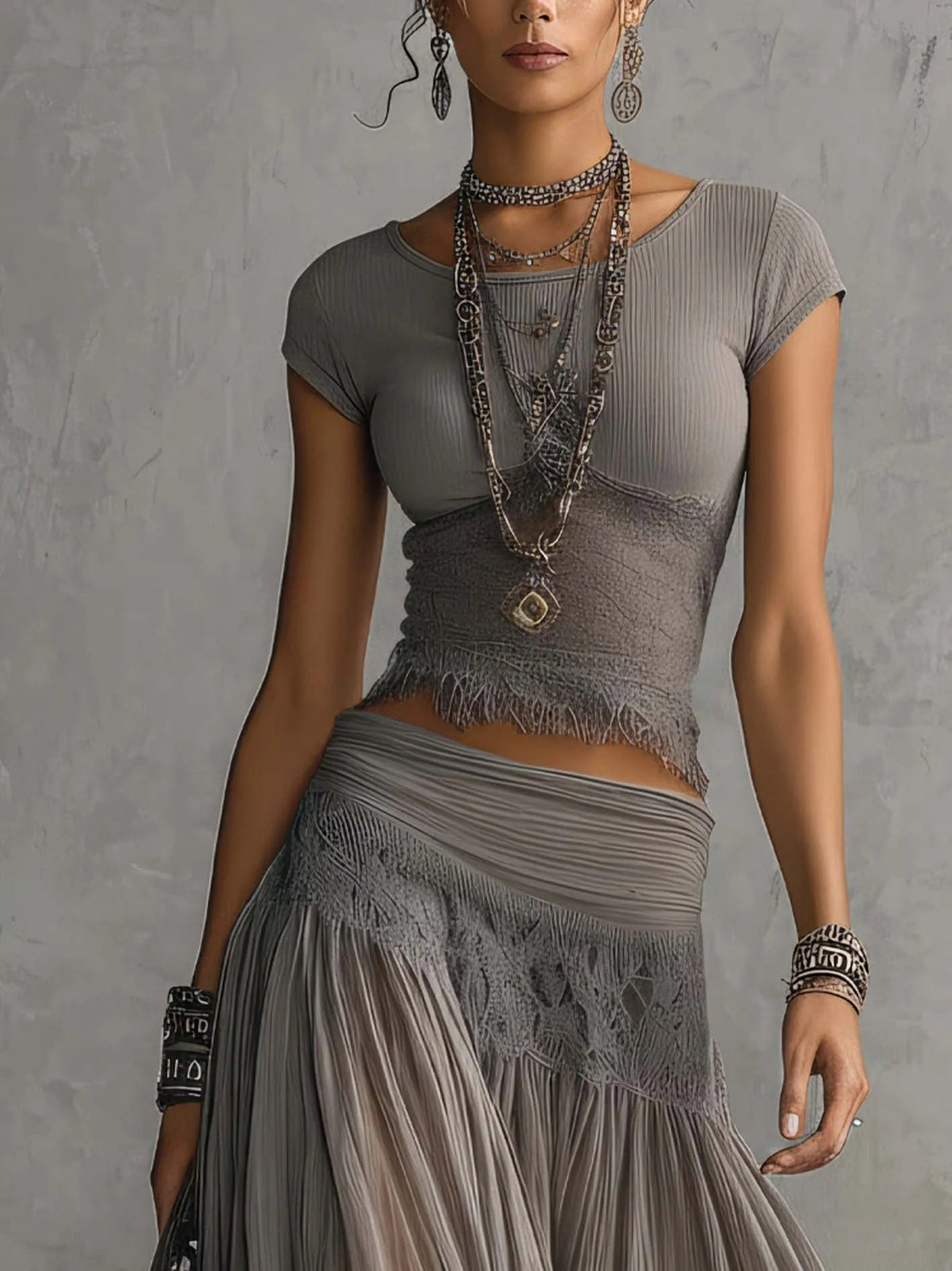 Marianne - Top gris transparente con detalles de encaje y falda maxi plisada (conjunto)
