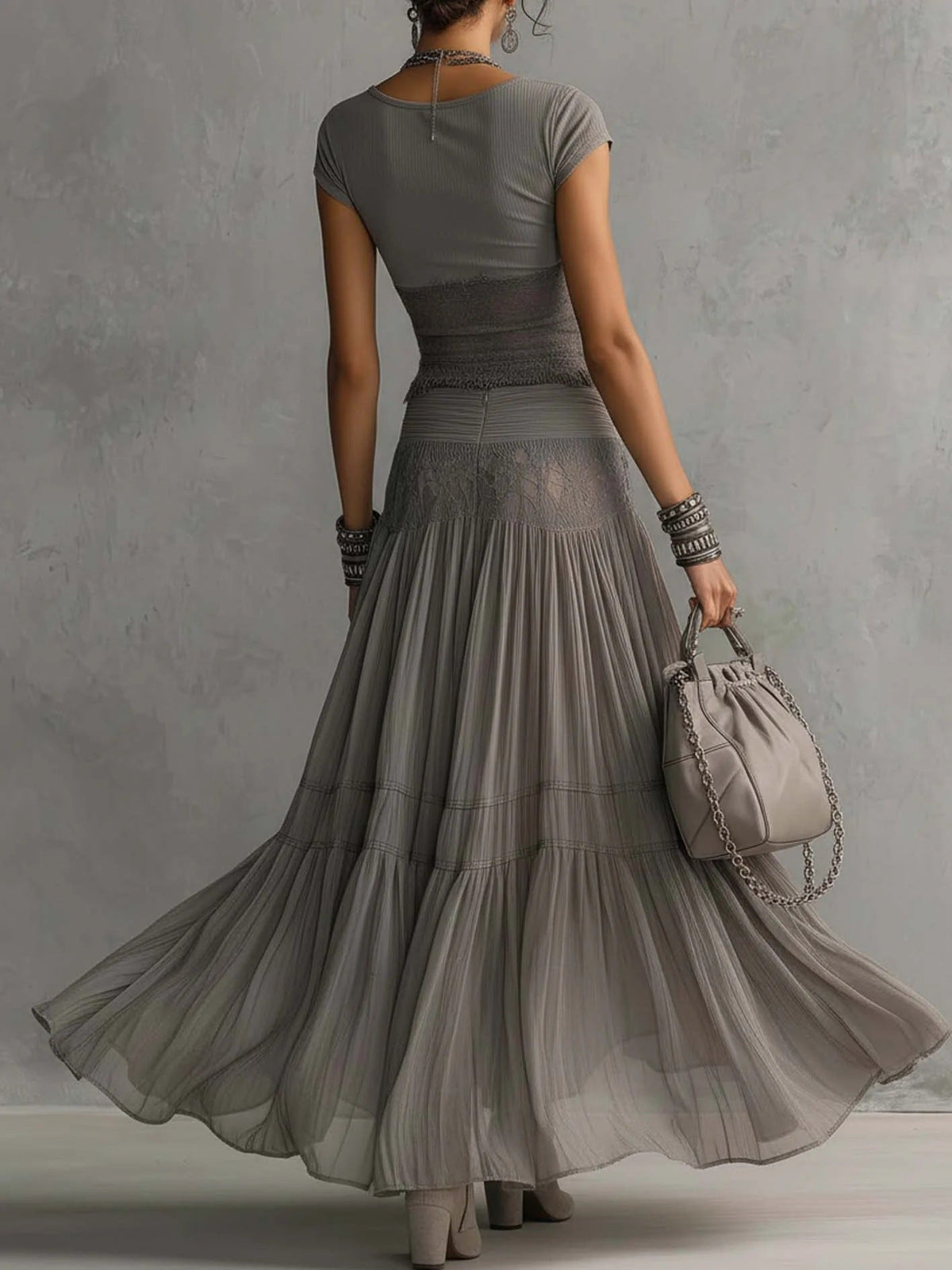 Marianne - Top gris transparente con detalles de encaje y falda maxi plisada (conjunto)