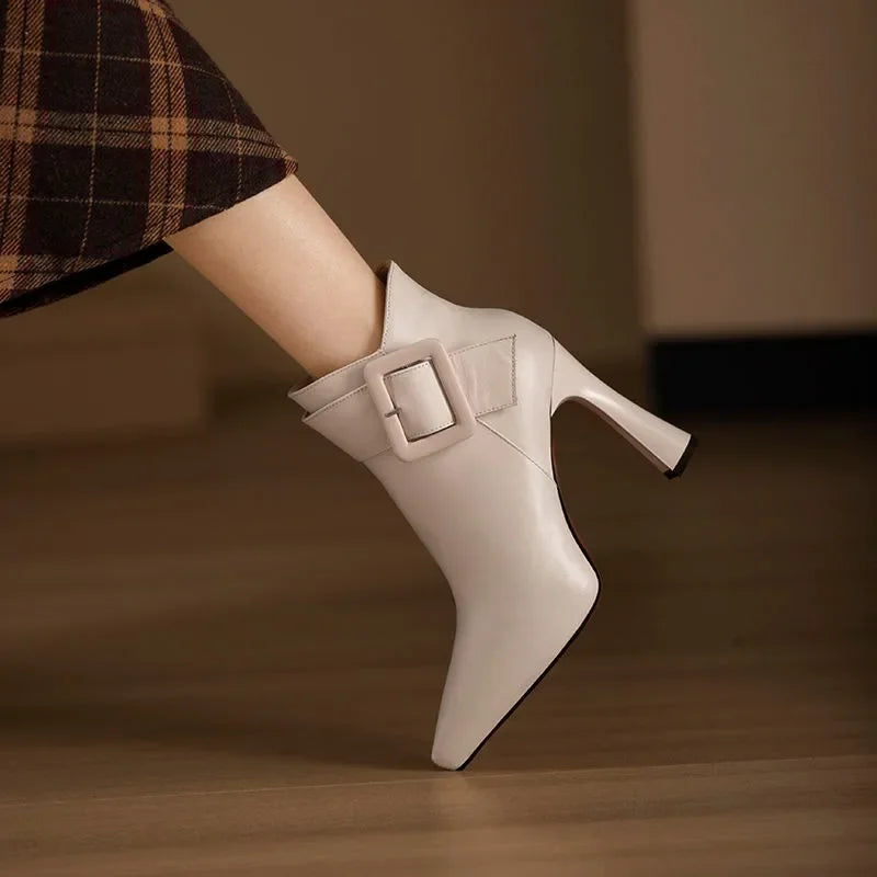 Constança | Botines de Tacón Alto con Hebilla