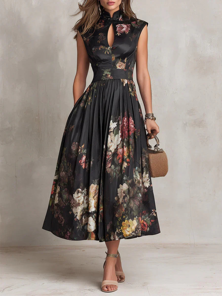 Vestido midi negro de seda plisado, con patrón floral y cuello alto