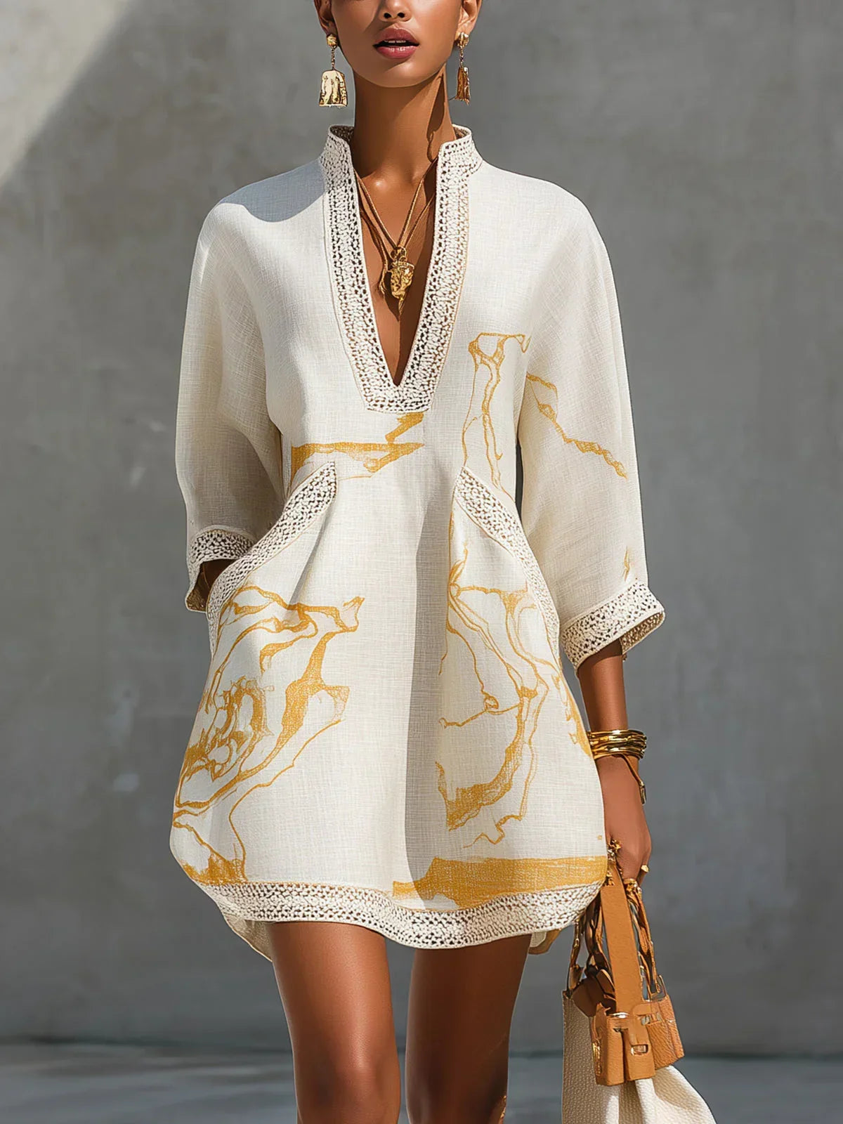 Mini vestido con escote en V y encaje de croché