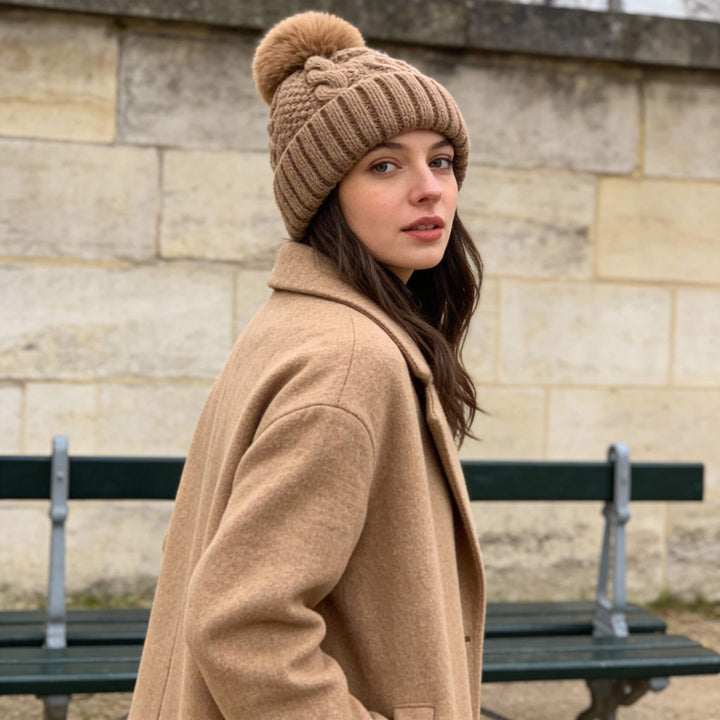 Sofia | Gorro de Punto Trenzado con Pompón