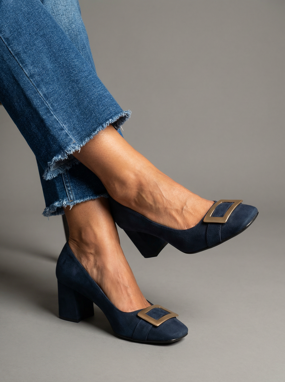 Inês | Zapatos de Ante con Hebilla Dorada